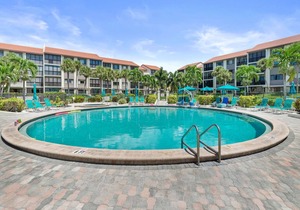 Siesta Dunes Beach 201, Completely Renovated, 2 Bedrooms, Sleeps 6, Spa, Large H