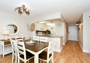 Siesta Key - Beachfront Condo - 2 BR – Free Boat Docks - Upscale - Renovated