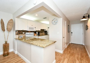Siesta Key - Beachfront Condo - 2 BR – Free Boat Docks - Upscale - Renovated