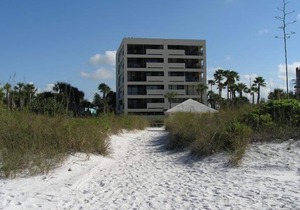 SIESTA SANDS BEACH RESORT - Beachfront Condo complex on Crescent Beach - 1BR