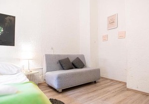 Simple Apt w full kitchen Wiener Stadthalle