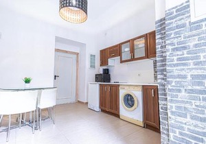 Simple Apt w full kitchen Wiener Stadthalle
