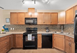Simply Comfort. Modern DT Condo. Balcony. Free Parking. Gym.