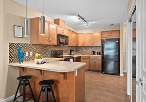 Simply Comfort. Modern DT Condo. Balcony. Free Parking. Gym.