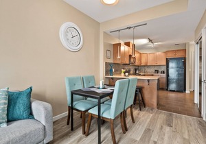 Simply Comfort. Modern DT Condo. Balcony. Free Parking. Gym.