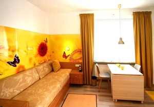 Single apartment with cheerful, harmonious colors