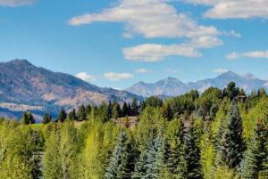 Single Level Ranch Condo in Elkhorn