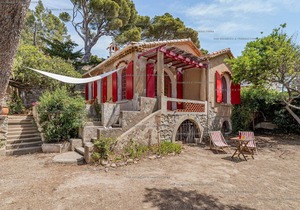 Single storey house with sea view