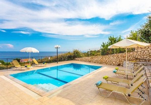 Skala Villa Green: Large Private Pool, Walk to Beach, Sea Views, A/C, WiFi