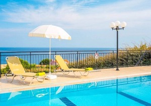 Skala Villa Green: Large Private Pool, Walk to Beach, Sea Views, A/C, WiFi