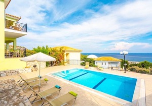 Skala Villa Green: Large Private Pool, Walk to Beach, Sea Views, A/C, WiFi