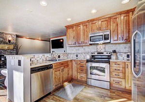 Ski Hill 27-Walk to Gondola & Main St. - In-Town-Remodeled Condo-On-site Pool/Hot Tub!