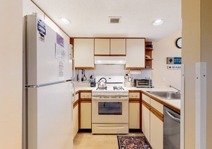 Ski-in/out condo with fireplace, hot tubs. pool, tennis & washer/dryer