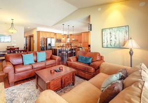 Ski-in/ski-out condo w/private hot tub, gas fireplace & mountain views