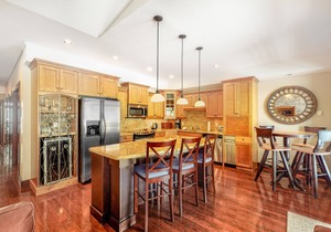 Ski-in/ski-out condo w/private hot tub, gas fireplace & mountain views