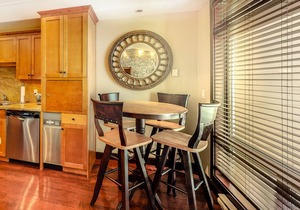 Ski-in/ski-out condo w/private hot tub, gas fireplace & mountain views
