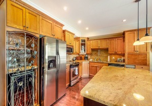 Ski-in/ski-out condo w/private hot tub, gas fireplace & mountain views