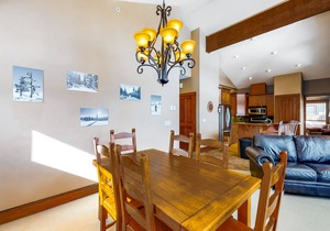 Ski-in/ski-out townhouse right next to lifts - private hot tub, fast WiFi & W/D