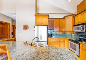 Ski-in/ski-out townhouse right next to lifts - private hot tub, fast WiFi & W/D