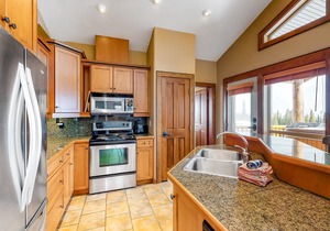 Ski-in/ski-out townhouse right next to lifts - private hot tub, fast WiFi & W/D
