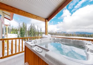 Ski-in/ski-out townhouse right next to lifts - private hot tub, fast WiFi & W/D