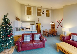 Ski-in/Ski-out Condo with Fireplace, Free WiFi & Shared Hot Tub