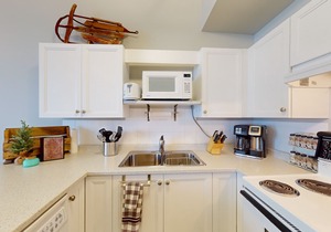 Ski-in/Ski-out Condo with Fireplace, Free WiFi & Shared Hot Tub