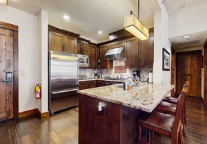 Ski-in/ski-out, ground-floor condo with fireplace, patio, shared pool/hot tub