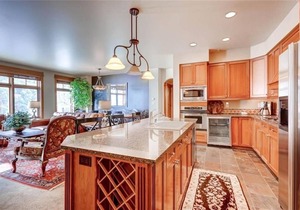 Ski in & ski out 3BR Lone Eagle w/- stunning views & great amenities!