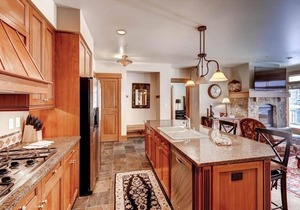 Ski in & ski out 3BR Lone Eagle w/- stunning views & great amenities!