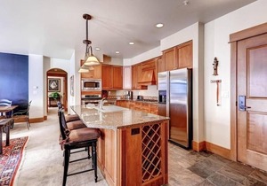 Ski in & ski out 3BR Lone Eagle w/- stunning views & great amenities!