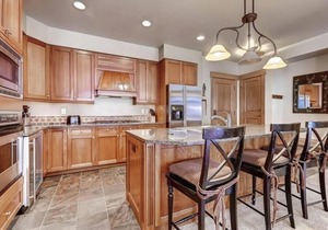 Ski in & ski out 3BR Lone Eagle w/- stunning views & great amenities!