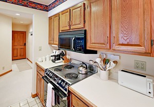 Ski-in/ski-out condo 2 blocks to the village w/hot tub, balcony, creek view