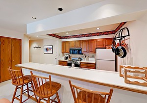 Ski-in/ski-out condo 2 blocks to the village w/hot tub, balcony, creek view