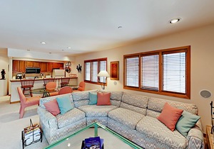 Ski-in/ski-out condo 2 blocks to the village w/hot tub, balcony, creek view