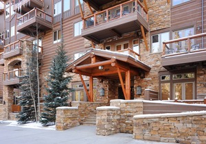 Ski-in/Ski-out Condo + Fireplace + Shared Hot Tub