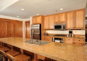 Ski-In/Ski-Out Condo Pool, Hot Tub, BBQ + Fire Pit