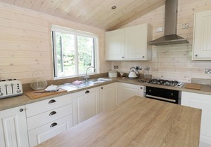 SKYLARK, family friendly, luxury holiday cottage in Ross-On-Wye