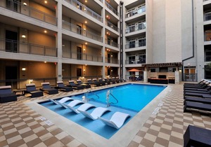 Sleek Bouldin Creek 1BR w/ Gym, Pool & W/D, nr downtown, by Blueground