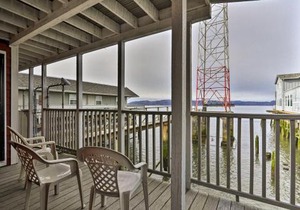 Sleek Riverfront Condo on Pier in Downtown Astoria