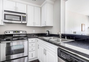 Sleek Santa Clara 2BR w/W/D, Gym, Pool, walk to Safeway, by Blueground
