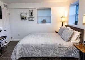 Sleek Studio – Near the Lake and Sam’s Pizza
