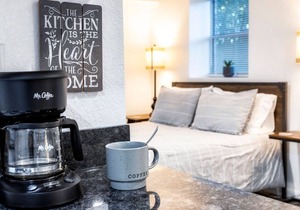 Sleek Studio – Near the Lake and Sam’s Pizza