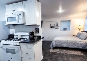 Sleek Studio – Near the Lake and Sam’s Pizza
