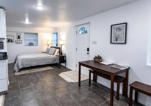 Sleek Studio – Near the Lake and Sam’s Pizza
