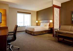 Sleeps 4! Comfy and Clean King Unit Near Attractions, Pool, Free Parking