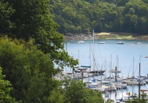Small Breton holiday home in top location with shared pool, Lézardrieux