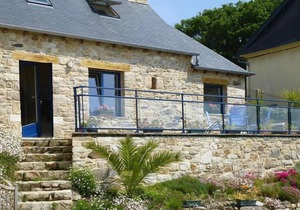 Small Breton holiday home in top location with shared pool, Lézardrieux