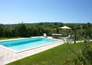 Small house ideal for a romantic holiday. It offers a private swimming pool, Jacuzzi and air conditi