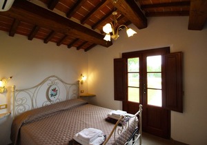 Small house ideal for a romantic holiday. It offers a private swimming pool, Jacuzzi and air conditi